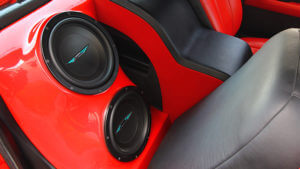 THE CUSTOM CENTER CONSOLE AND REAR SUB ENCLOSURE HAVE BEEN PERFECTLY FORM-FITTED TO THE FORD’S CAB SPACE. 