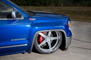 Three-piece 26-inch wheels.