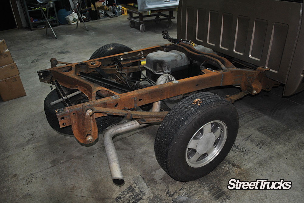 Removing the bed on a ’96 GMC Sierra to install a Belltech lowering kit