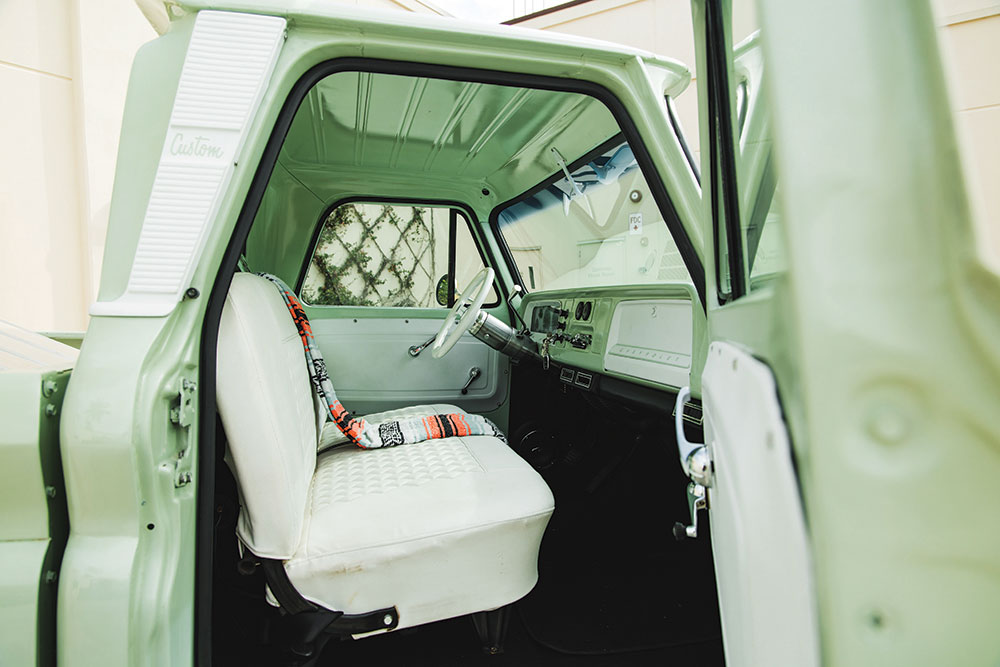 1966 Chevy C10 zakázkový interiér 